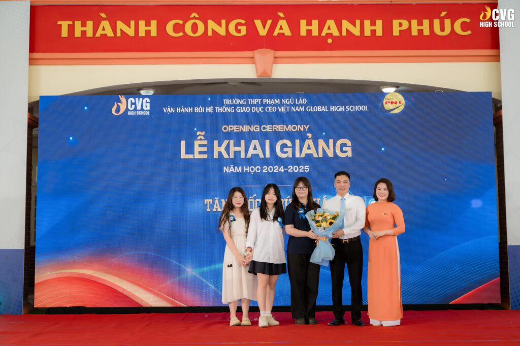 Buổi lễ khai giảng còn có sự tham gia của các cựu học sinh K1