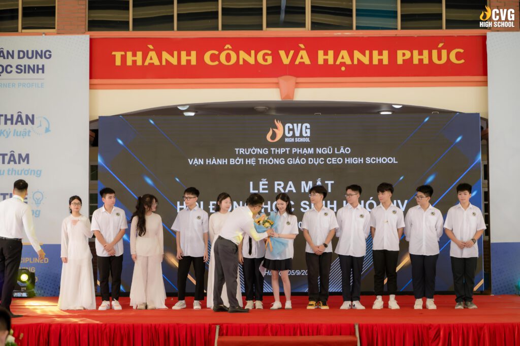 Trong ngày khai giảng, nhà trường cũng tổ chức lễ ra mắt Hội đồng Học sinh - cơ quan đại diện cho tiếng nói CVHSer và là cầu nối giữa Nhà trường với Học sinh