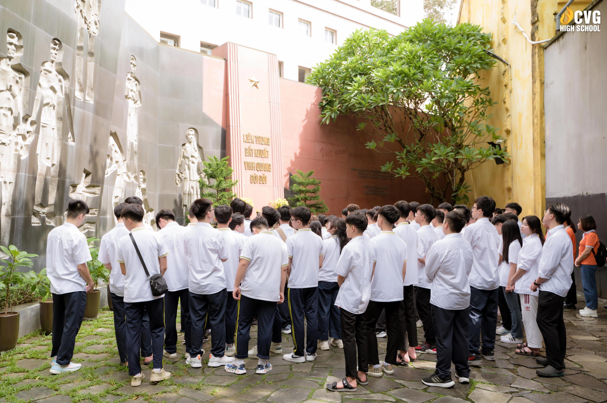 Học sinh CEO High School xúc động trước Đài tưởng niệm các anh hùng liệt sĩ tại Nhà tù Hoả Lò.