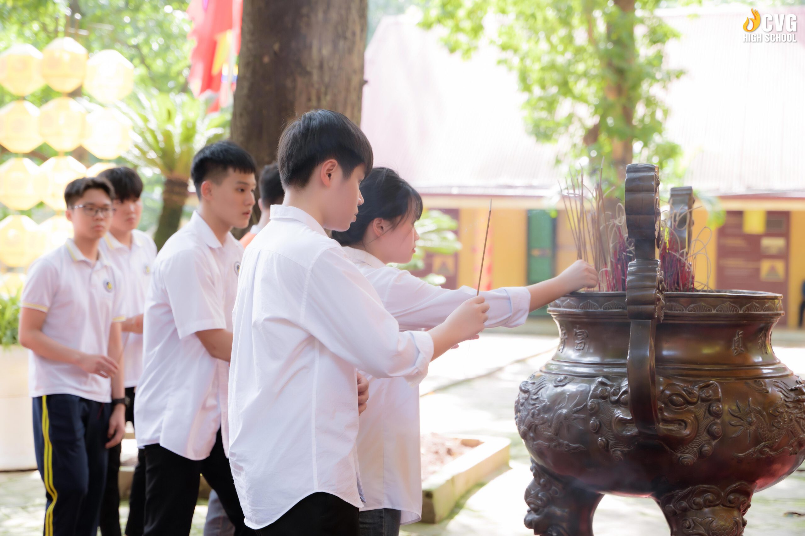 Các em học sinh thắp hương bày tỏ lòng biết ơn nguồn cội tại Hoàng thành Thăng Long.