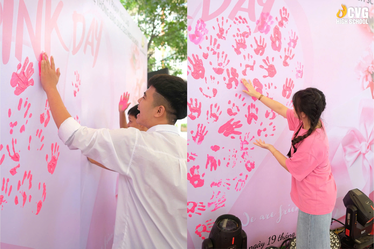 Ấn tay lên backdrop màu hồng thể hiện tinh thần “Pink Day”.