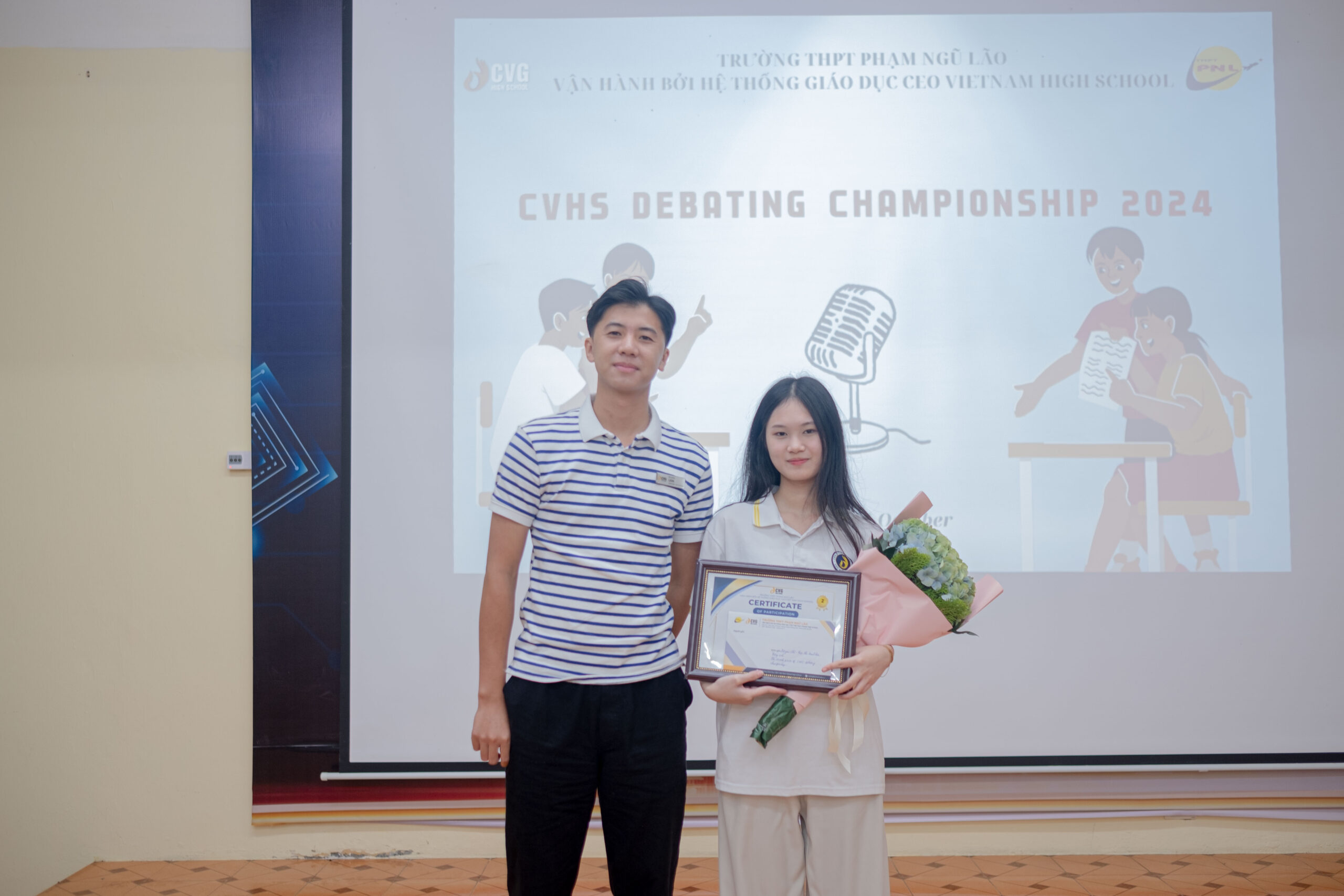 Ban tổ chức trao hoa & giấy chứng nhận cho các CVHSer đạt giải trong cuộc thi “CVHS Debating Championship”