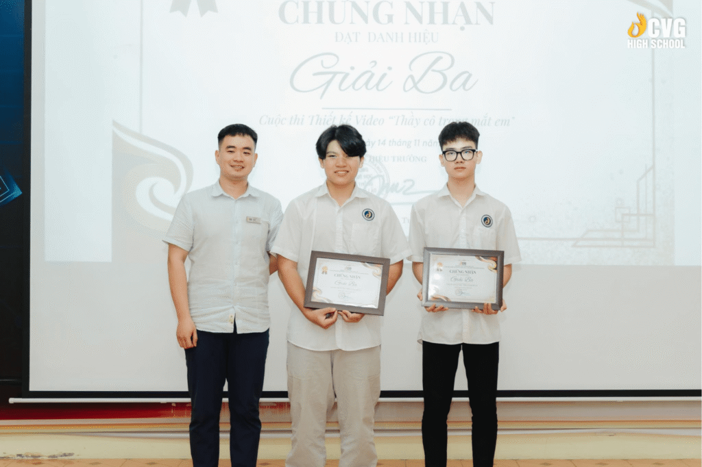 Ban tổ chức cuộc thi trao giải cho các tác phẩm tiêu biểu