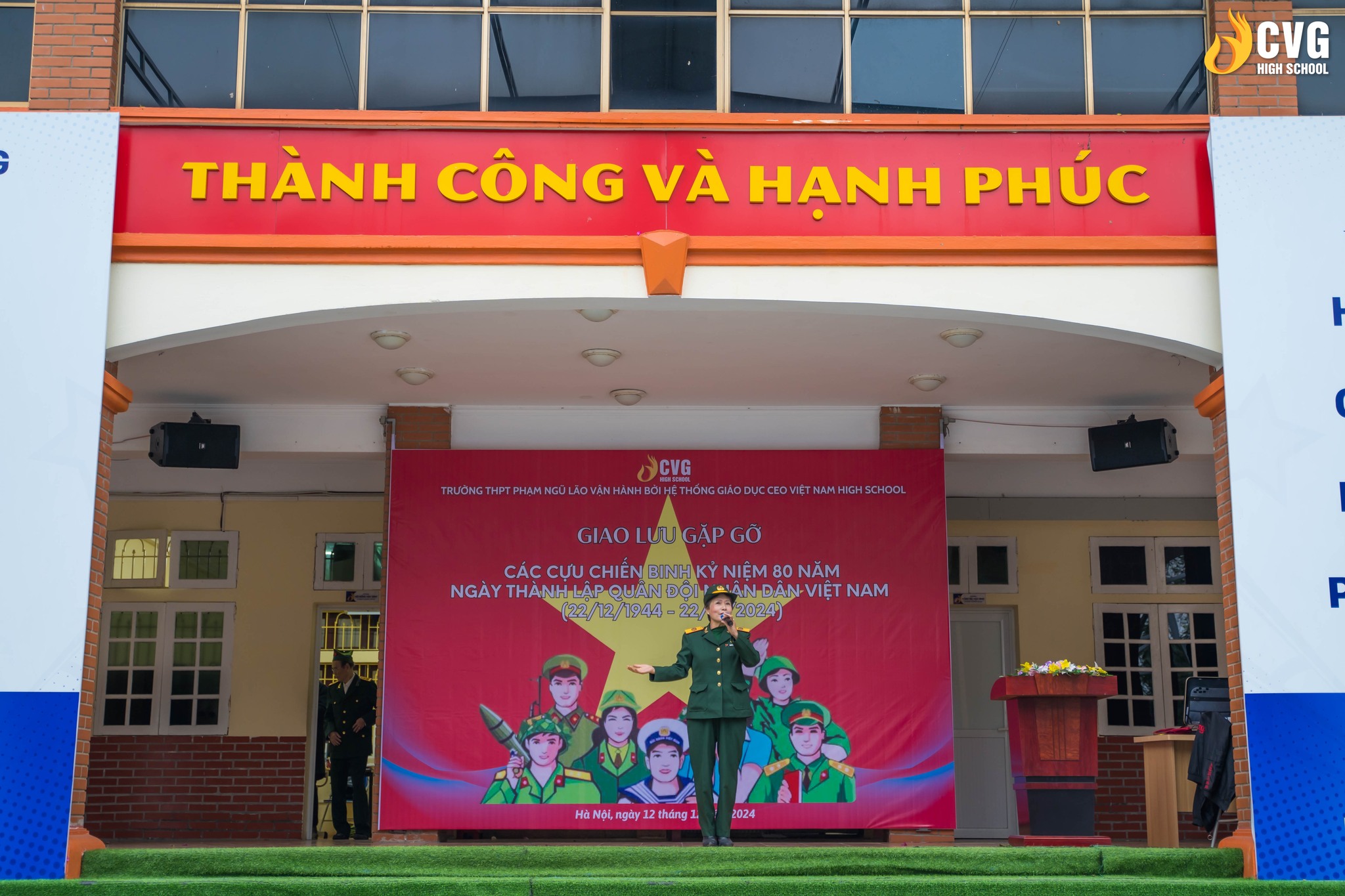 Ca sĩ Hồng Nhung - Nguyên diễn viên của Tổng cục Hậu cần mang đến CEO Việt Nam High School những lời ca hào hùng, khích lệ tinh thần dân tộc, lòng yêu nước cho lớp trẻ