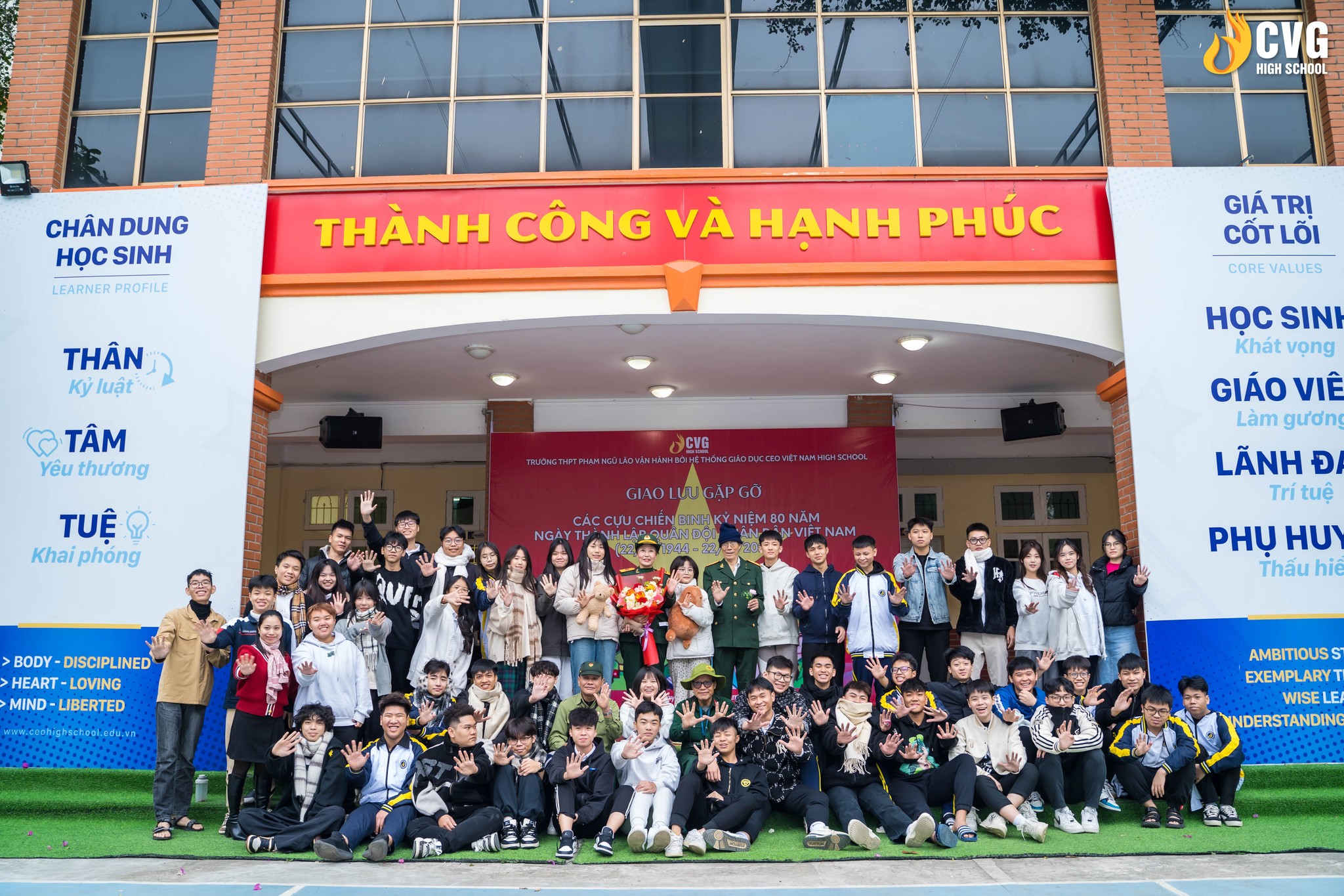 Tình cảm quý giá, chân thật giữa các Cựu chiến binh và Học sinh CEO Việt Nam High School